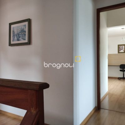 Casa com 143m², 4 quartos (sendo 1 suíte), 2 garagens, no bairro Centro em São José