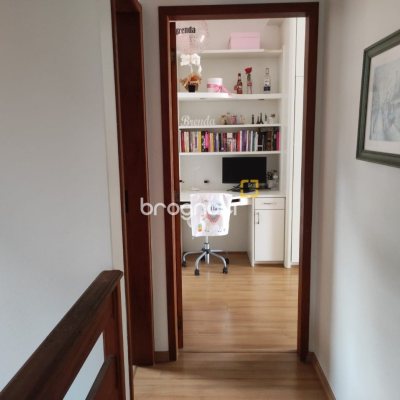 Casa com 143m², 4 quartos (sendo 1 suíte), 2 garagens, no bairro Centro em São José