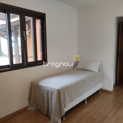 Casa com 143m², 4 quartos (sendo 1 suíte), 2 garagens, no bairro Centro em São José