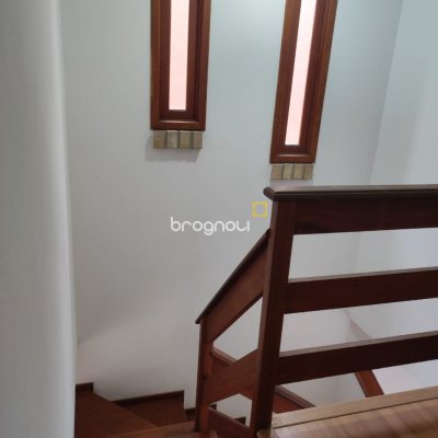 Casa com 143m², 4 quartos (sendo 1 suíte), 2 garagens, no bairro Centro em São José