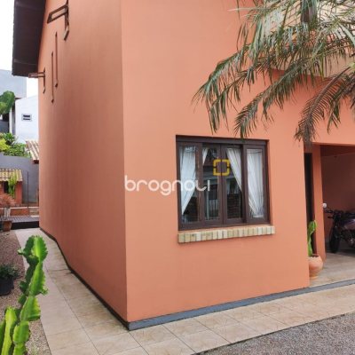 Casa com 143m², 4 quartos (sendo 1 suíte), 2 garagens, no bairro Centro em São José