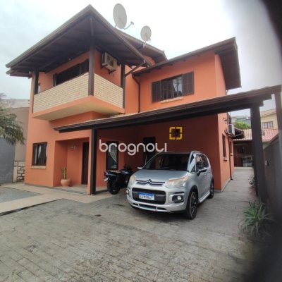 Casa com 143m², 4 quartos (sendo 1 suíte), 2 garagens, no bairro Centro em São José