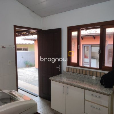 Casa com 143m², 4 quartos (sendo 1 suíte), 2 garagens, no bairro Centro em São José