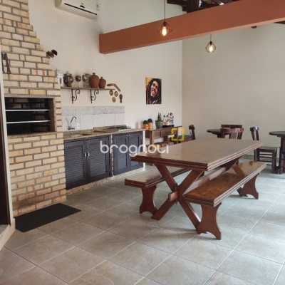 Casa com 143m², 4 quartos (sendo 1 suíte), 2 garagens, no bairro Centro em São José