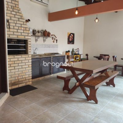 Casa com 143m², 4 quartos (sendo 1 suíte), 2 garagens, no bairro Centro em São José