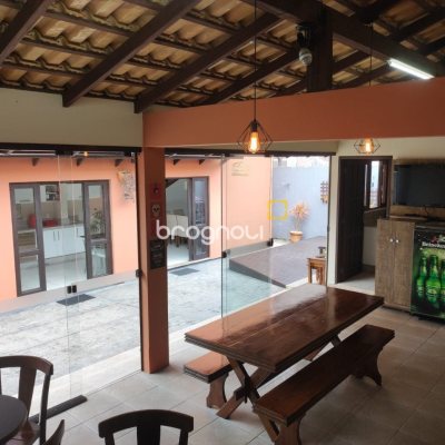 Casa com 143m², 4 quartos (sendo 1 suíte), 2 garagens, no bairro Centro em São José
