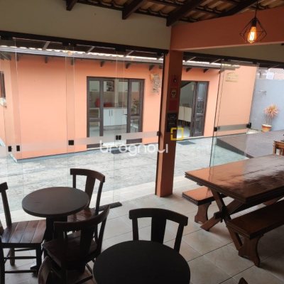 Casa com 143m², 4 quartos (sendo 1 suíte), 2 garagens, no bairro Centro em São José