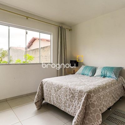 Casa com 106m², 2 quartos (sendo 2 suítes), 5 garagens, no bairro Campeche em Florianópolis