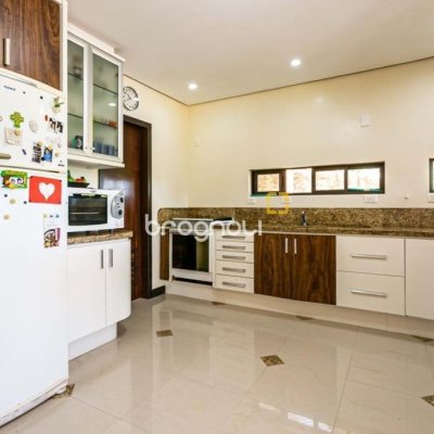 Casa com 430m², 4 quartos (sendo 4 suítes), 8 garagens, no bairro Lagoa da Conceição em Florianópolis