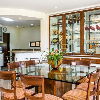 Casa com 430m², 4 quartos (sendo 4 suítes), 8 garagens, no bairro Lagoa da Conceição em Florianópolis