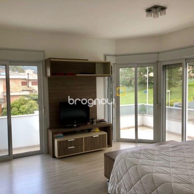 Casa com 460m², 3 quartos (sendo 3 suítes), 3 garagens, no bairro Lagoa da Conceição em Florianópolis
