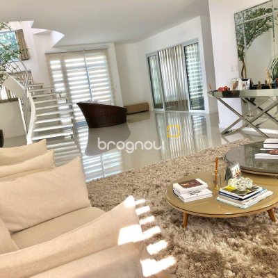 Casa com 460m², 3 quartos (sendo 3 suítes), 3 garagens, no bairro Lagoa da Conceição em Florianópolis