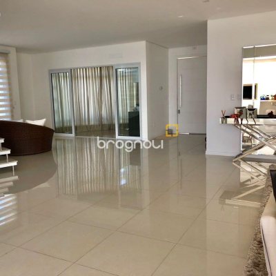 Casa com 460m², 3 quartos (sendo 3 suítes), 3 garagens, no bairro Lagoa da Conceição em Florianópolis