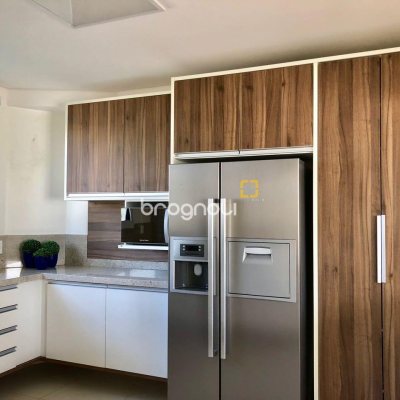 Casa com 460m², 3 quartos (sendo 3 suítes), 3 garagens, no bairro Lagoa da Conceição em Florianópolis