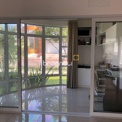 Casa com 460m², 3 quartos (sendo 3 suítes), 3 garagens, no bairro Lagoa da Conceição em Florianópolis