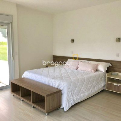 Casa com 460m², 3 quartos (sendo 3 suítes), 3 garagens, no bairro Lagoa da Conceição em Florianópolis