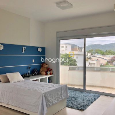 Casa com 460m², 3 quartos (sendo 3 suítes), 3 garagens, no bairro Lagoa da Conceição em Florianópolis