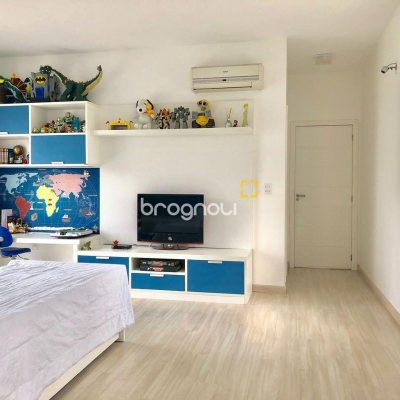 Casa com 460m², 3 quartos (sendo 3 suítes), 3 garagens, no bairro Lagoa da Conceição em Florianópolis