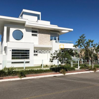 Casa com 460m², 3 quartos (sendo 3 suítes), 3 garagens, no bairro Lagoa da Conceição em Florianópolis