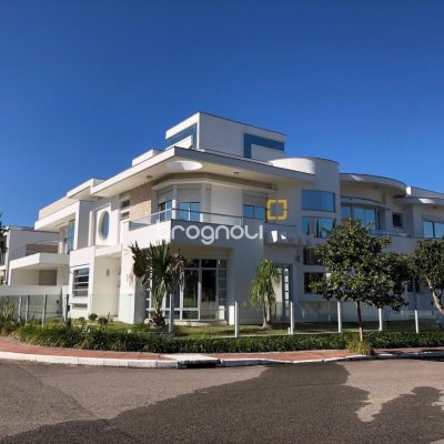 Casa com 460m², 3 quartos (sendo 3 suítes), 3 garagens, no bairro Lagoa da Conceição em Florianópolis
