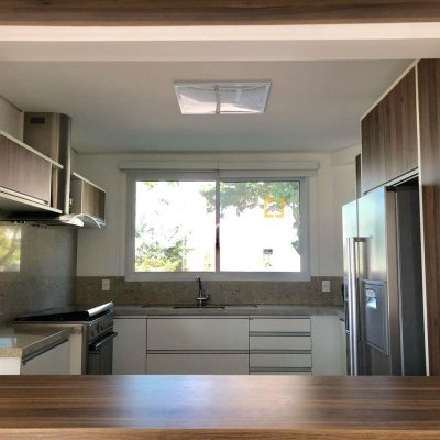 Casa com 460m², 3 quartos (sendo 3 suítes), 3 garagens, no bairro Lagoa da Conceição em Florianópolis