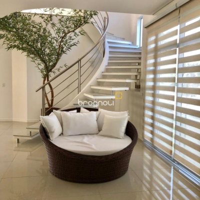 Casa com 460m², 3 quartos (sendo 3 suítes), 3 garagens, no bairro Lagoa da Conceição em Florianópolis