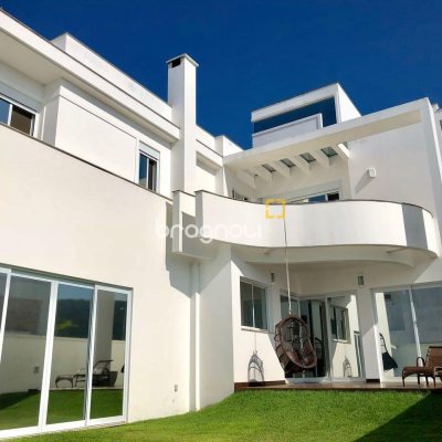 Casa com 460m², 3 quartos (sendo 3 suítes), 3 garagens, no bairro Lagoa da Conceição em Florianópolis