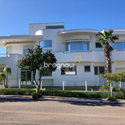 Casa com 460m², 3 quartos (sendo 3 suítes), 3 garagens, no bairro Lagoa da Conceição em Florianópolis