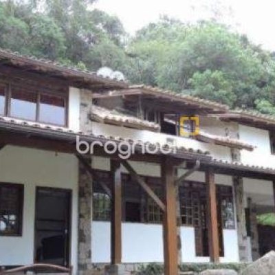 Casa com 600m², 4 quartos (sendo 2 suítes), 12 garagens, no bairro Campeche em Florianópolis