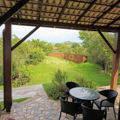 Casa com 600m², 4 quartos (sendo 2 suítes), 12 garagens, no bairro Campeche em Florianópolis
