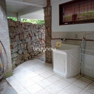 Casa com 600m², 4 quartos (sendo 2 suítes), 12 garagens, no bairro Campeche em Florianópolis