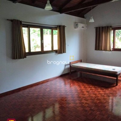 Casa com 600m², 4 quartos (sendo 2 suítes), 12 garagens, no bairro Campeche em Florianópolis