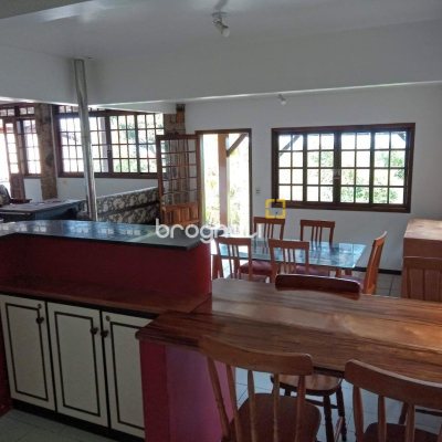 Casa com 600m², 4 quartos (sendo 2 suítes), 12 garagens, no bairro Campeche em Florianópolis