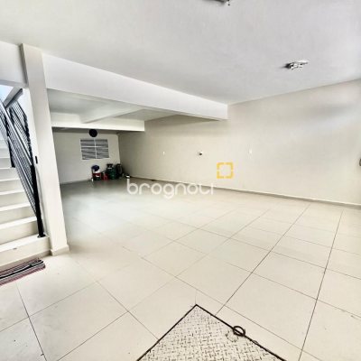 Casa de Condomínio com 400m², 5 quartos (sendo 3 suítes), 4 garagens, no bairro Morro das Pedras em Florianópolis