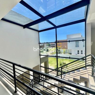 Casa de Condomínio com 400m², 5 quartos (sendo 3 suítes), 4 garagens, no bairro Morro das Pedras em Florianópolis
