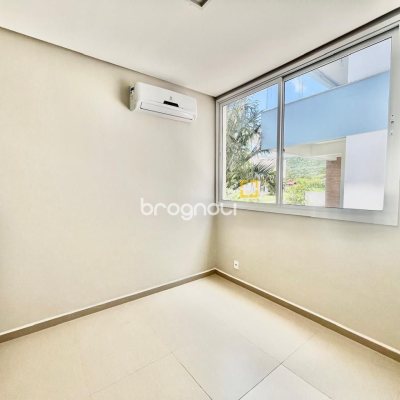Casa de Condomínio com 400m², 5 quartos (sendo 3 suítes), 4 garagens, no bairro Morro das Pedras em Florianópolis
