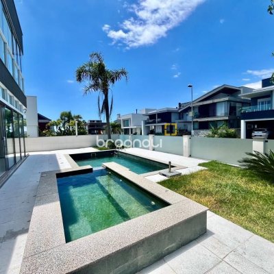 Casa de Condomínio com 400m², 5 quartos (sendo 3 suítes), 4 garagens, no bairro Morro das Pedras em Florianópolis