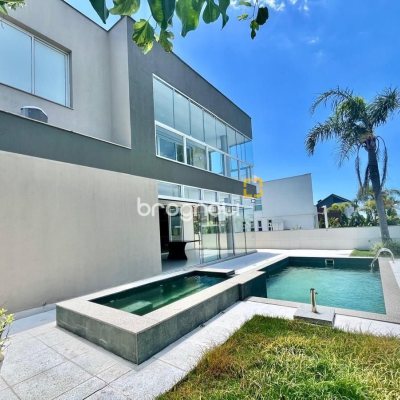 Casa de Condomínio com 400m², 5 quartos (sendo 3 suítes), 4 garagens, no bairro Morro das Pedras em Florianópolis