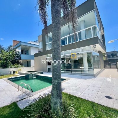 Casa de Condomínio com 400m², 5 quartos (sendo 3 suítes), 4 garagens, no bairro Morro das Pedras em Florianópolis