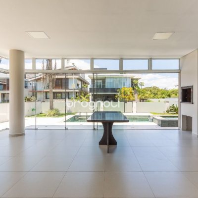 Casa de Condomínio com 400m², 5 quartos (sendo 3 suítes), 4 garagens, no bairro Morro das Pedras em Florianópolis