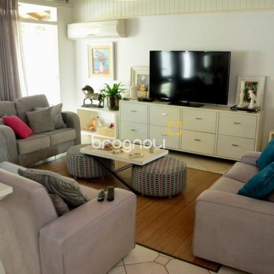 Casa com 300m², 4 quartos (sendo 1 suíte), 4 garagens, no bairro Lagoa da Conceição em Florianópolis