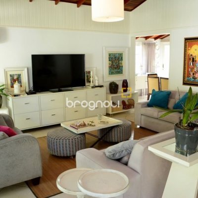 Casa com 300m², 4 quartos (sendo 1 suíte), 4 garagens, no bairro Lagoa da Conceição em Florianópolis