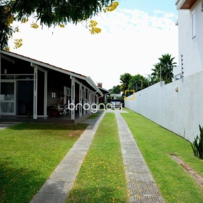Casa com 300m², 4 quartos (sendo 1 suíte), 4 garagens, no bairro Lagoa da Conceição em Florianópolis