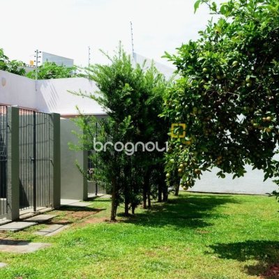 Casa com 300m², 4 quartos (sendo 1 suíte), 4 garagens, no bairro Lagoa da Conceição em Florianópolis
