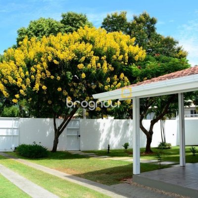 Casa com 300m², 4 quartos (sendo 1 suíte), 4 garagens, no bairro Lagoa da Conceição em Florianópolis