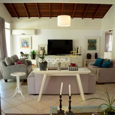 Casa com 300m², 4 quartos (sendo 1 suíte), 4 garagens, no bairro Lagoa da Conceição em Florianópolis