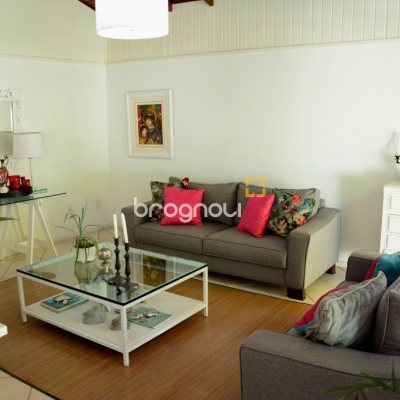 Casa com 300m², 4 quartos (sendo 1 suíte), 4 garagens, no bairro Lagoa da Conceição em Florianópolis