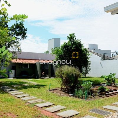Casa com 300m², 4 quartos (sendo 1 suíte), 4 garagens, no bairro Lagoa da Conceição em Florianópolis