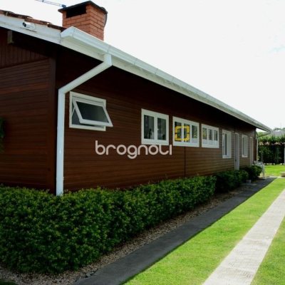 Casa com 300m², 4 quartos (sendo 1 suíte), 4 garagens, no bairro Lagoa da Conceição em Florianópolis