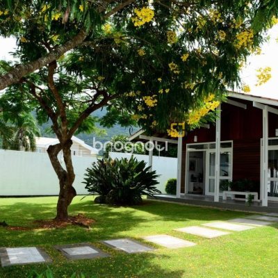 Casa com 300m², 4 quartos (sendo 1 suíte), 4 garagens, no bairro Lagoa da Conceição em Florianópolis